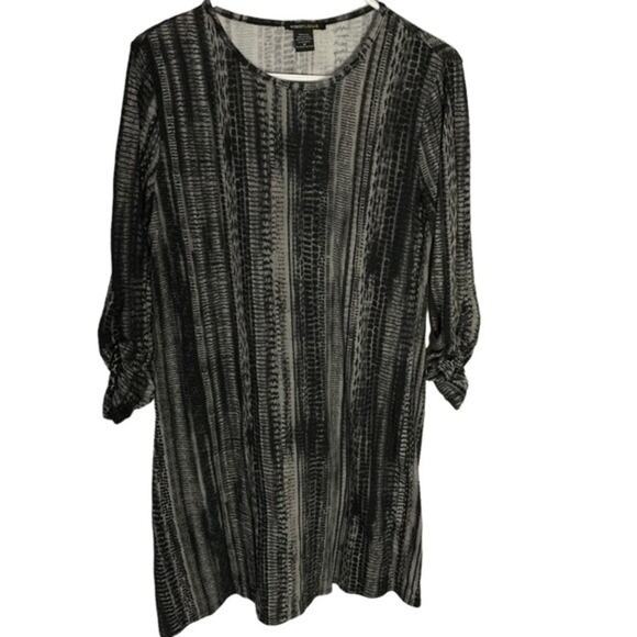 Robert Louis Dresses & Skirts - Robert Louis Dress with 3/4 Rushed Sleeves. Size Medium.